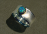 Konkavring aus Silber mit Opal in Goldfassung