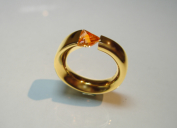 Gelbgold-Spannring mit Padparadscha-Saphir