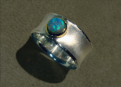 Konkavring aus Silber mit Opal in Goldfassung